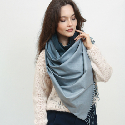 Темно-синий женский двусторонний шарф с кистями - Аксессуары