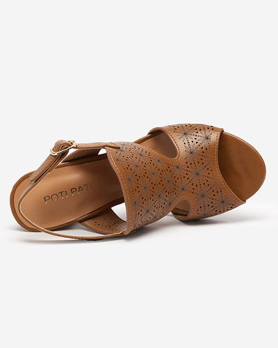 Rudos ažūrinės basutės moterims ant posto Mavi mieste. Avalynė