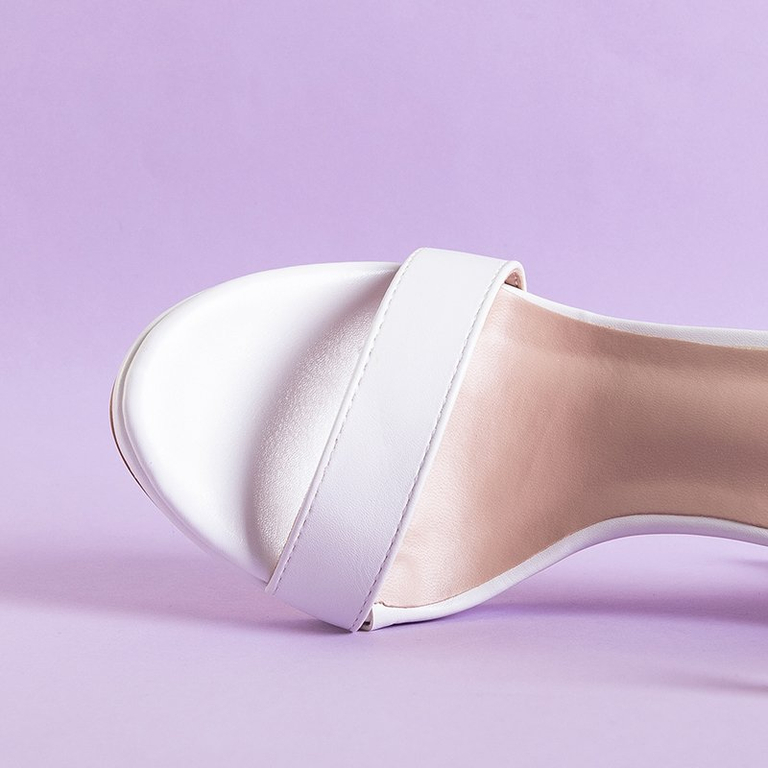 Baltos moteriškos basutės ant aukštakulnio Fibi - batai