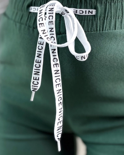 "Royalfashion" Tamsiai žalios spalvos moteriški medžiaginiai šortai iki kelių