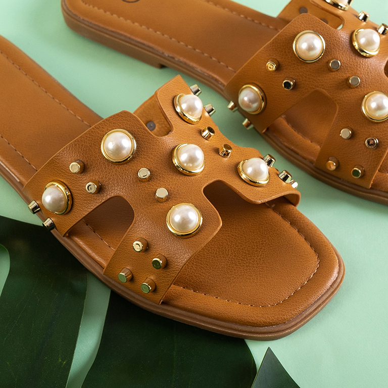 Moteriškos rudos šlepetės su „Vaciane“ dekoracijomis - Avalynė