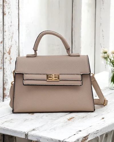 Royalfashion Элегантная маленькая сумочка для женщин, тип: сумочка. Элегантная маленькая сумочка для женщин с магнитной застежкой. Она оснащена съемным, регулируемым ремнем, что позволяет удобно носить ее различными способами. Идеально подходит для вечерн