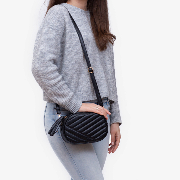 Moteriška juoda dygsniuota rankinė – aksesuarai