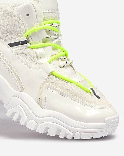 Balti moteriški sportiniai bateliai su kailiu ir neoninės žalios spalvos raišteliais "Sagglo- Footwear"