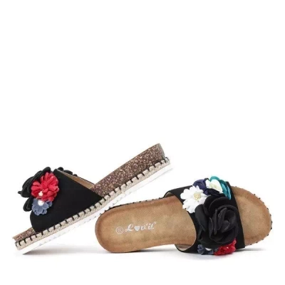 Czarne klapki z ozdobnymi kwiatkami Opatia - Obuwie