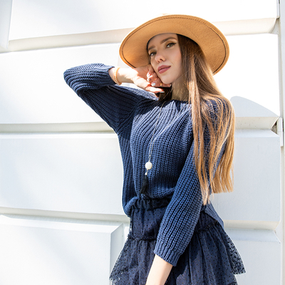 Tamsiai mėlynas megztinis su grandine - Drabužiai