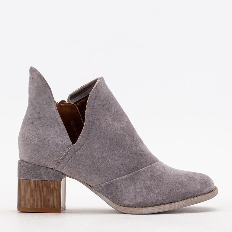 Pilki moteriški izoliuoti aulinukai ant Karela stulpo - Avalynė