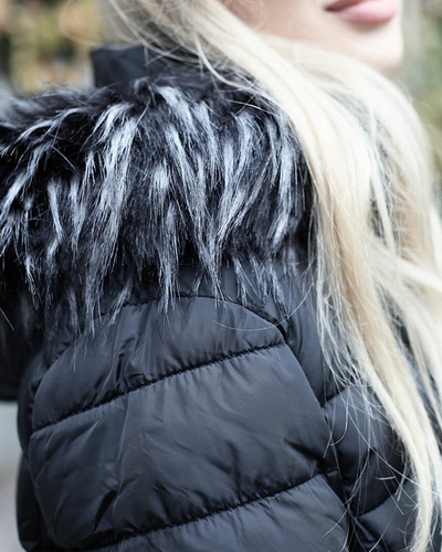 Черная женская стеганая куртка с капюшоном и мехом
