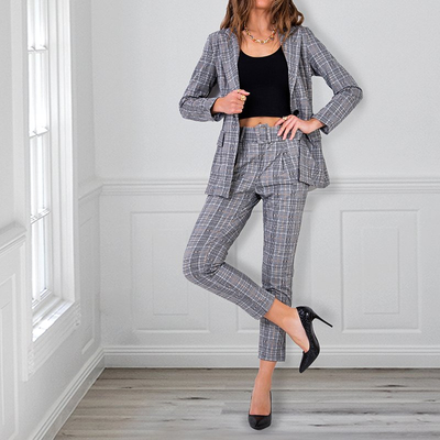 Серый женский костюм в клеточку