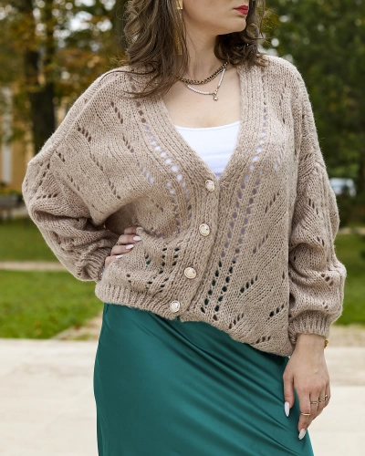 "Royalfashion" Šviesiai rudas trumpas megztinis su auksinėmis sagomis
