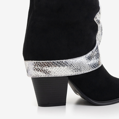 Juodi batai su kulkšnimis su dekoratyviniu pasukimu „Acilip- Footwear“