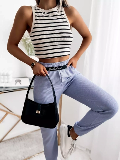 Фиолетовые женские брюки из ткани с тиснением - Одежда