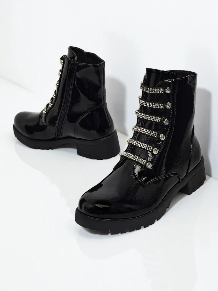 Lakiniai moteriški aulinukai suvarstomi Fjorra