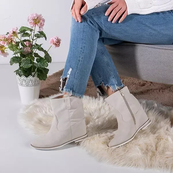 OUTLET Smėlio spalvos batai kaubojiški batai ant kambarinio pleišto Teilor – avalynė