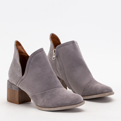 Pilki moteriški izoliuoti aulinukai ant Karela stulpo - Avalynė