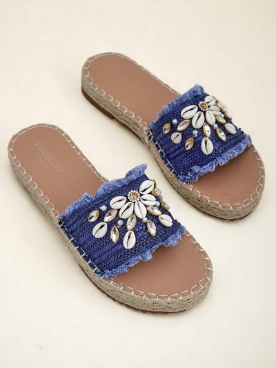 Летние шлепанцы Royalfashion Calista – светло-голубые с ракушками на плоской подошве
