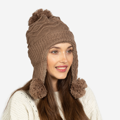 Moteriška tamsiai ruda izoliuota kepurė su pomponais - Priedai
