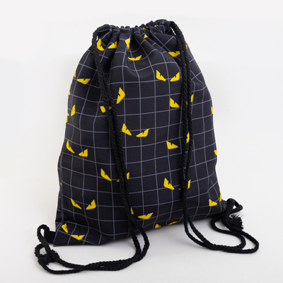 Черный рюкзак с принтом