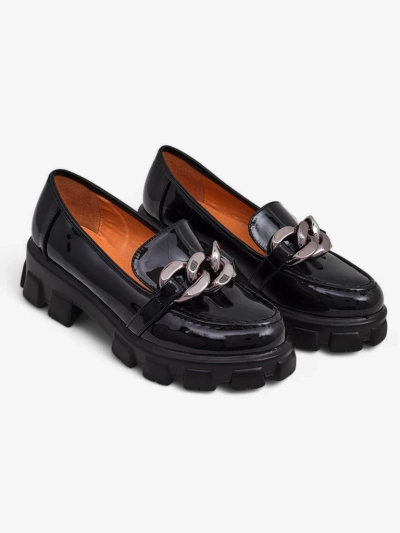 Damskie loafers Hera Nero z lakierowanej skóry eco z łańcuchem, wiosna