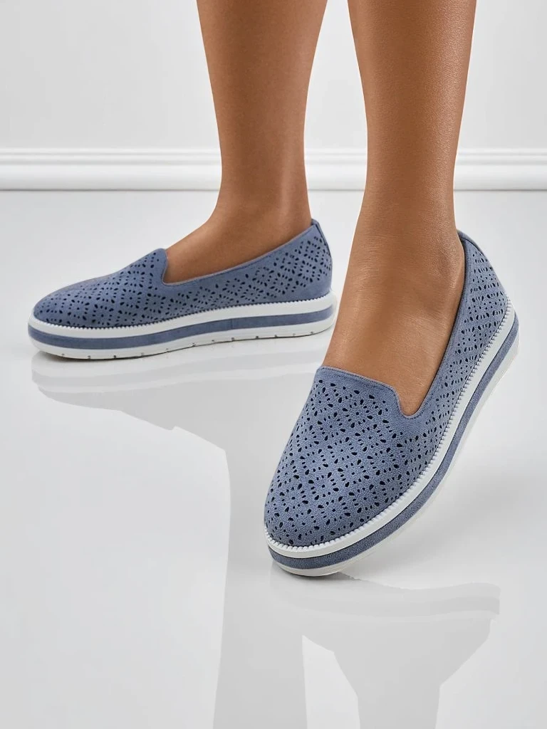 Babskie mokasyny Adonia z jasnoniebieskiego zamszu eko na płaskiej podeszwie