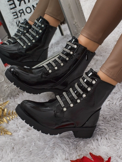 Lakiniai moteriški aulinukai suvarstomi Fjorra