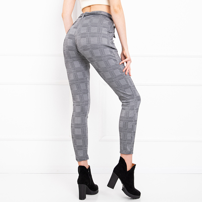 Серые женские брюки в клеточку