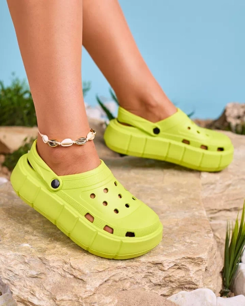 Royalfashion Neoninės žalios moteriškos šlepetės su ažūriniu apvadu Mightty