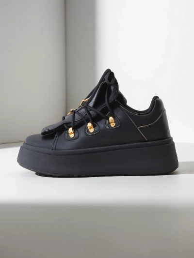 Кроссовки Royalfashion для женщин с декоративным язычком. Стильные женские кроссовки на толстой подошве. Верх изготовлен из синтетической кожи и имеет шнуровку. Внутренняя часть выполнена из приятной ткани. Модель оснащена декоративным язычком. Идеально п