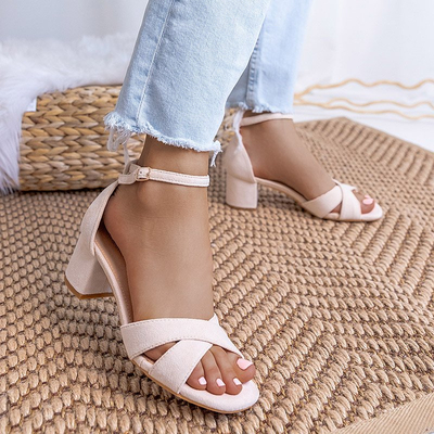 Бежевые женские босоножки на каблуке Bune