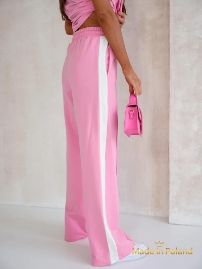 Aurora Rosa – Różowy dres z bawełny z szerokimi nogawkami