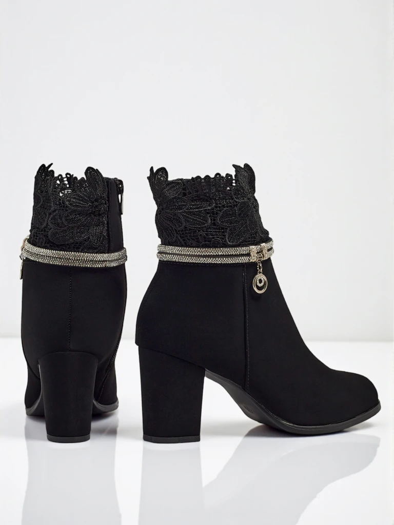 Moteriški aulinukai su eko oda, storu kulnu ir nėriniais Kastrelle