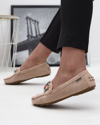 Šviesiai rudi moteriški ažūriniai mokasinai su spalvingu dekoru Aqitic - Avalynė