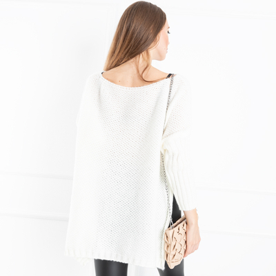 Белый женский свитер oversize