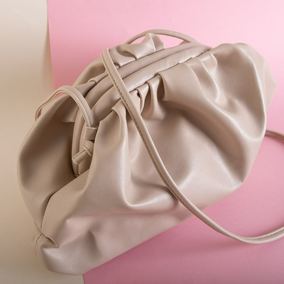 Кремовая женская сумка из сборками