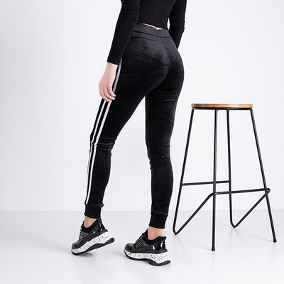 Czarne damskie dresy z lampasami - Odzież