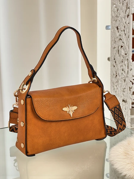 Женская сумка Minerva желтая из экокожи, украшение золотая пчела, ремешок бохо