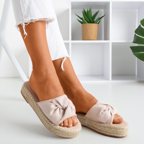 Pudrowe klapki damskie na platformie Baby Bow - Obuwie