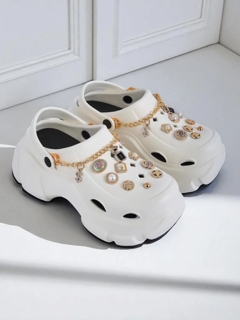 Сандалии Caligae Aurelia Bianca с украшениями chain в стиле glamour