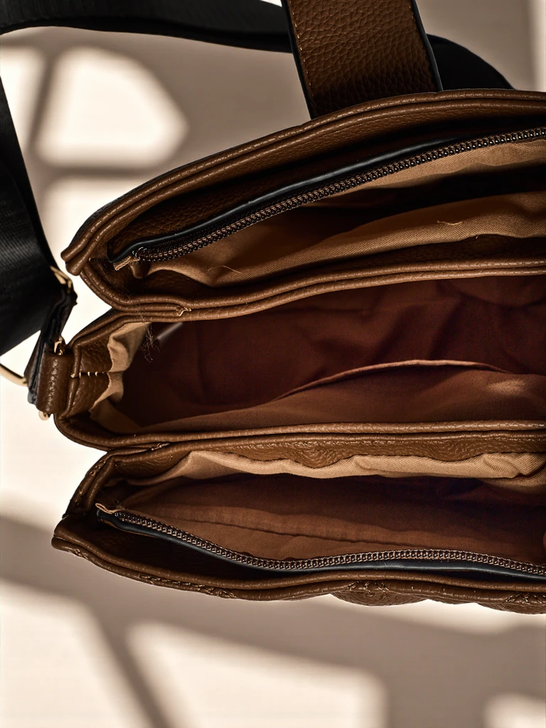 „Aurelia“ rankinė per petį su dygsniais, elegantiška, platus rudas dirželis