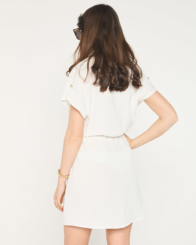 Белое платье с завязанным поясом