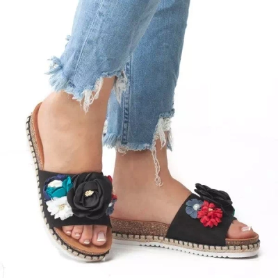 Czarne klapki z ozdobnymi kwiatkami Opatia - Obuwie