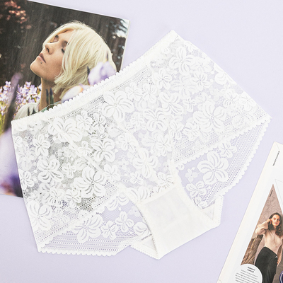 Белые женские кружевные трусики