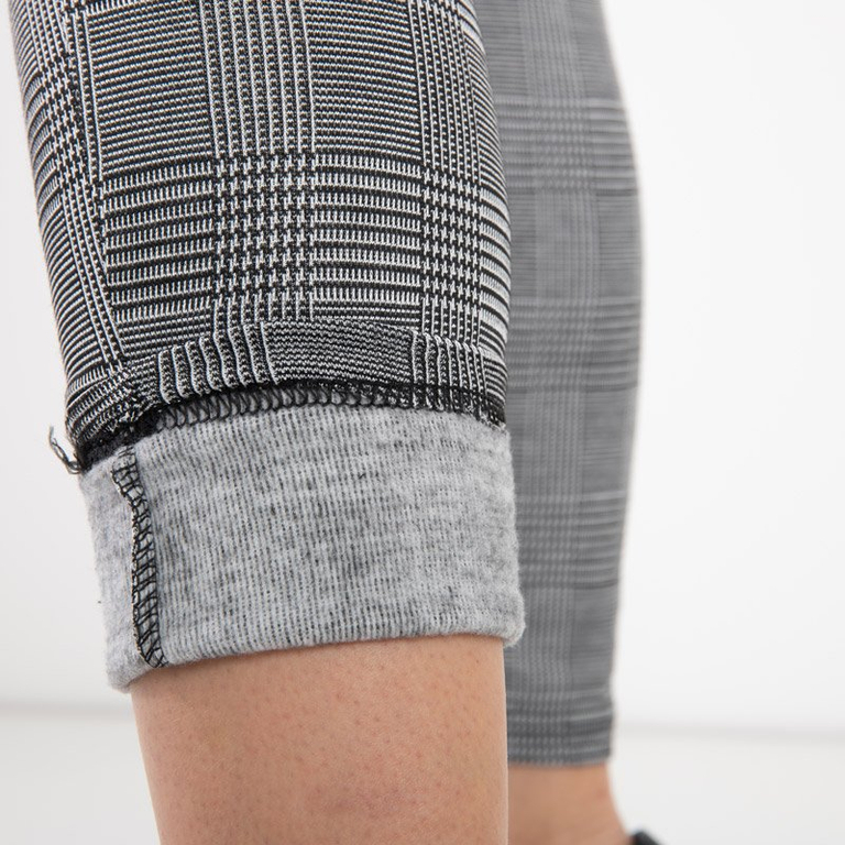 Серые женские брюки в клеточку