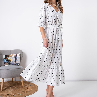 Белое женское длинное платье в горошек