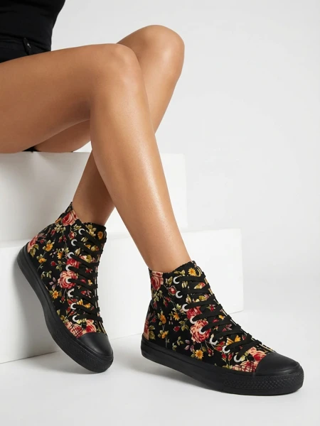 "Royalfashion" Moteriški aukšti juodi sportbačiai su gėlių raštu "Fahenna"