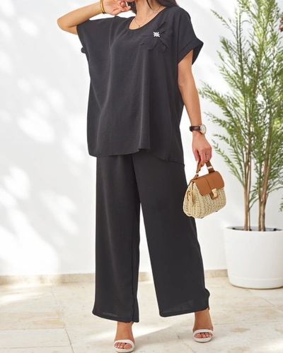 Royalfashion moterų komplektas su trumpomis rankovėmis, dekoratyvine gėle ir plačiomis kelnėmis