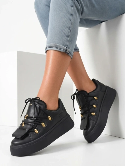 Кроссовки Royalfashion для женщин с декоративным язычком. Стильные женские кроссовки на толстой подошве. Верх изготовлен из синтетической кожи и имеет шнуровку. Внутренняя часть выполнена из приятной ткани. Модель оснащена декоративным язычком. Идеально п