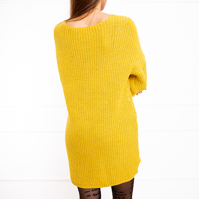 Желтый женский удлиненный свитер с подвеской
