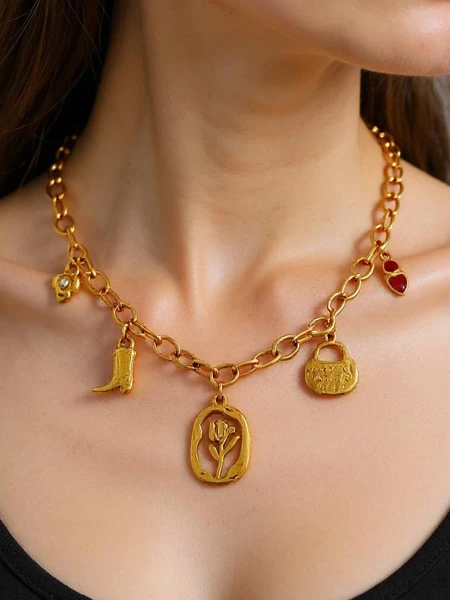 Karoliai Aurelia Charis su boho stiliaus pakabukais