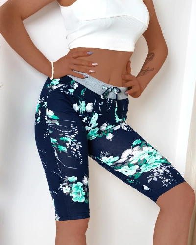 Tamsiai mėlynos ir žalios spalvos raštuoti 3/4 moteriški šortai. PLIUS DYDIS - Drabužiai